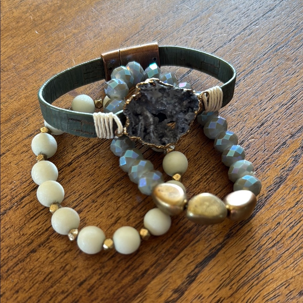 Elegant Green and Gold Bracelet Set